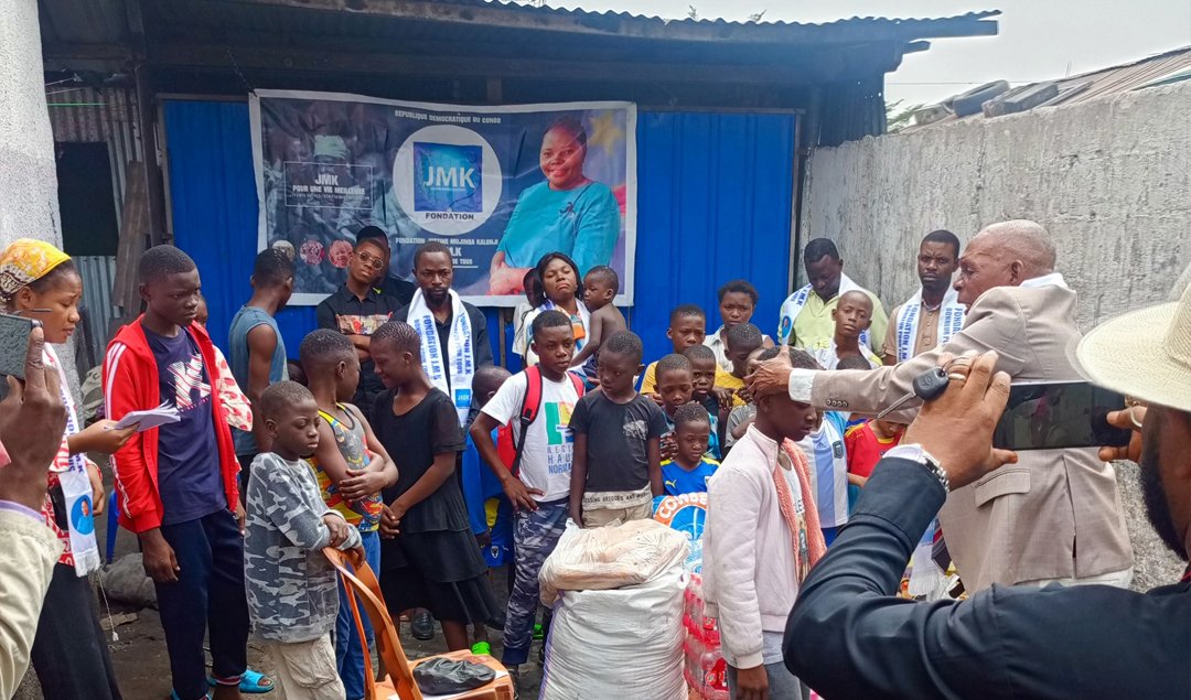 Distribution de kits scolaires aux orphelins